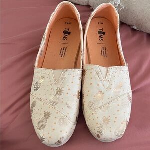 TOMS Women's White Pineapple Print Flats